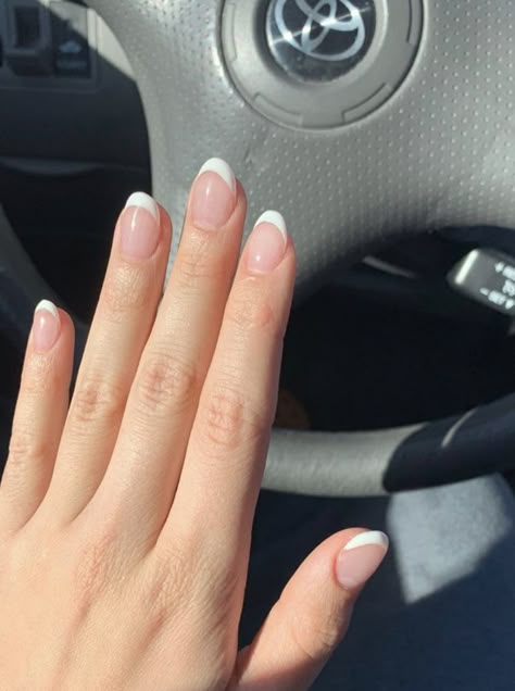 Short French Tip Acrylic Nails Almond White, White French Tip Nails Short Round, French Nails Oval Short, White French Tip Nails Squoval, Short Rounded French Tip Nails, French Nails On Short Nails, French Tip Nails Almond Short, Short Round French Tip, Short Oval French Tip Nails