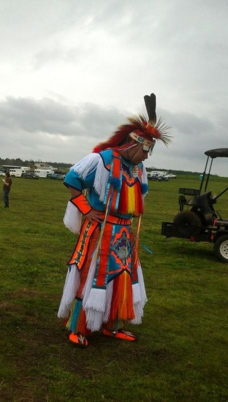 Blake catching his breath after dancing. Grass Dancer Regalia, Grassdance Regalia, Grass Dance Regalia, Grass Outfit, Grass Dancer, Grass Dance Outfits, Rock Drawing, Native Regalia, Native Outfits