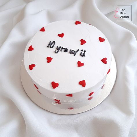 Minimalist Cake with Heart Shape Sprinkles 365 X 2 Cake, Anniversary Cake Ideas Couple Simple, Simple Half Kg Cake, Minimalist Cake For Anniversary, Happy Aniversary Cakes Ideas, Aniversary Cakes Ideas Couple Simple, 10 Year Wedding Anniversary Cake, Cake Designs For Wedding Anniversary, Half Year Anniversary Cake