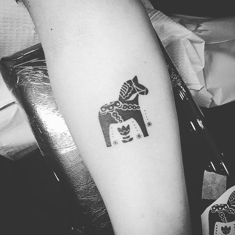 Dala Horse Tattoo, Swedish Tattoo Ideas, Swedish Tattoo, Scandinavian Tattoo, Tattoos Skull, Horse Tattoo, Dala Horse, Sister Tattoos, Fine Line Tattoos