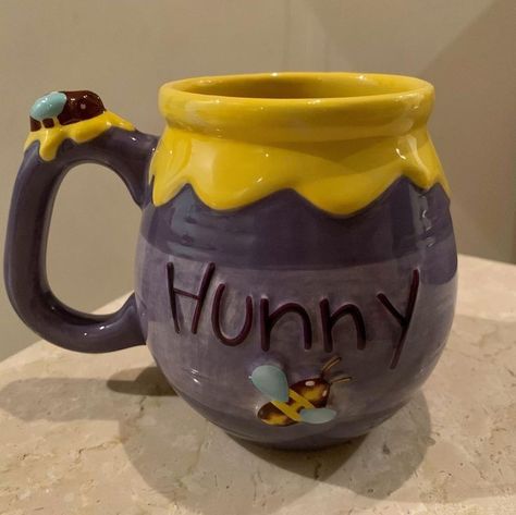 Cool Mug Ideas, Cute Mug Ideas, Cute Mugs Aesthetic, Aesthetic Mugs, Cute Furniture, Botol Air, Infp T, Disney Mugs, Tanah Liat