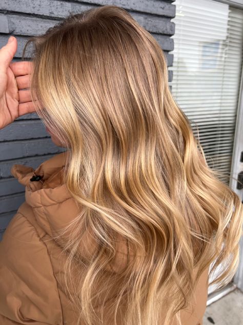 Blonde Balayage Golden Honey, Balayage Hair Blonde Golden, Highlights For Golden Blonde Hair, Golden Blonde Hair Inspiration, Golden Blonde Root Smudge, Warm Toned Blonde Highlights, Blonde Highlights On Golden Hair, Golden Highlights Blonde Hair, Shadow Root Golden Blonde