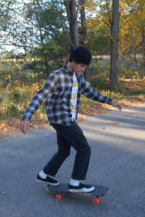 skater style, skater boy, beanie, flannel Skater Boy With Beanie, Skater Beanie Outfit, Flannel Boy Outfit, 2000s Skater Boy, Skater Outfit Men, Skater Outfits Aesthetic, Boy Flannel Outfit, Skater Aesthetic Outfits, Skater Style Outfits