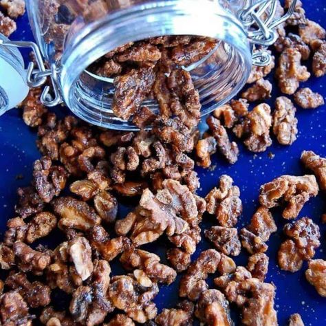 Maple-Toasted Walnuts Roasted Walnuts Recipe, Spiced Walnuts Recipe, Spicy Walnuts, Spiced Walnuts, Walnuts Recipe, Walnut Recipes, Roasted Walnuts, Nut Recipes, Roasted Nuts