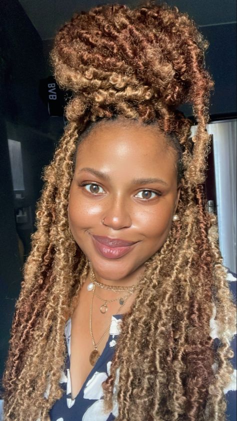 Brown Goddess Faux Locs, Blonde Butterfly Locs Long, Long Butterfly Locs With Color Blonde, Butterfly Faux Locs Color Ideas, Brown Colored Locs, Butterfly Locs With Color Brown, Butterfly Locs Color Ideas, Brown And Blonde Soft Locs, Gold Faux Locs