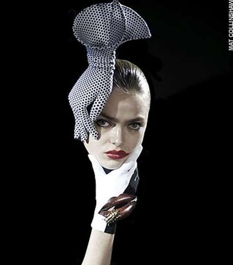 Glove Hat by Philip Treacy Couture Philip Treacy Hats, Internship Fashion, Mad Hat, Philip Treacy, Crazy Hats, Elsa Schiaparelli, Love Hat, Foto Art, Sarah Jessica Parker