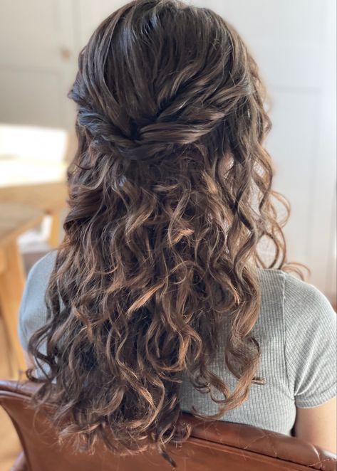 Natural curly hair bride with half up half down styled hair Graduation Hairstyles For Long Hair, Natural Hair Updo Wedding, Bridesmaid Hair Curly, Curly Hair Half Up Half Down, Curly Bridal Hair, Bridesmaid Hair Makeup, Curly Wedding Hair, Curly Hair Updo, Graduation Hairstyles