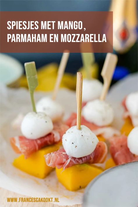 Spiesjes met mango, parmaham en mozzarella. Spiesjes recept, borrelhapje spiesjes, makkelijk borrelhapje, hapjesrecepten, oud en nieuw recepten, makkelijk hapje, hapje met mozzarella en parmaham. Kids Brunch, Party Snack Food, Catering Food, Snacks Für Party, Camping Food, Party Snacks, High Tea, I Love Food, Yummy Snacks