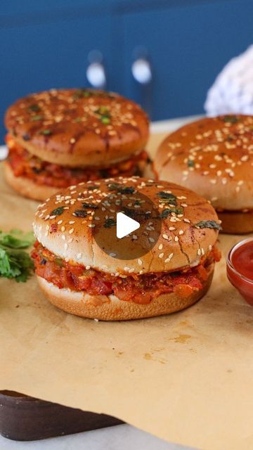 608K views · 25K likes | Nikita Varma Chef/Foodblogger on Instagram: "#ShaamKaNashtaNikitaKSaath Savoring the spicy goodness of homemade Desi Street Style Paneer Burger 🔥🍔   Ingredients Required: - 2 Chopped Onions - 1tsp Ginger Garlic Paste  - 3 Finely Chopped Green Chillies - 1 Chopped Capsicum - 1/2tsp Red Chilli Powder - Salt To Taste - 1tsp Kashmiri Mirch - 1/2tsp Coriander Powder - 1tbsp Ketchup - 1tbsp Chilli Sauce - 2 Chopped Tomatoes - 10gms Grated Processed Cheese - 100gms Paneer Cubes  ON TAWA:  - 1tsp Butter - 1/2tsp Red Chilli Powder - Coriander leaves  #FoodieAdventures #SpicyPaneerDelight #HomemadeBurger" Tawa Masala Paneer Burger, Paneer Burger, Burger Ingredients, How To Make Paneer, Ginger Garlic Paste, Easy Vegetarian Dinner, Red Chilli Powder, Homemade Burgers, Burger Sauce