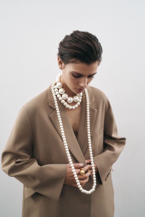 Outfit With Pearls, Pearl Necklace Outfit, Necklace Outfit, Chunky Pearls, Wear Pearls, Long Pearl Necklaces, Chunky Chain Necklaces, Chunky Necklace, 가을 패션