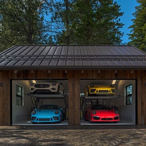 Cars In A Garage, Garage Lift Car, Garage With Car Lift, Garage With Lift, Car Collection Garage, Car Lift Garage, Car Garage Design, Showroom Garage, Car Garage Ideas