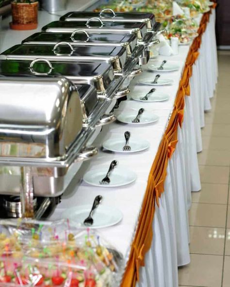 Bufette Ideas, Wedding Buffet Table Decor, Katering Pernikahan, Wedding Buffet Table, Buffet Set Up, Wedding Buffet Food, Catering Table, Catering Food Displays, Deco Buffet