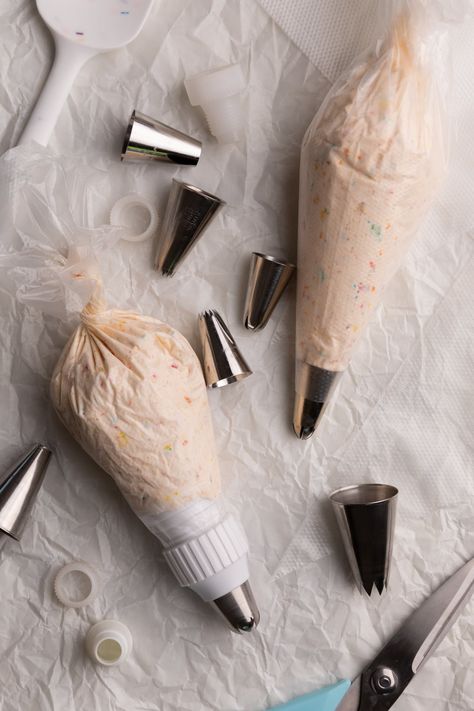 Learn how to use a piping bag with our step-by-step guide covering prep, filling, and techniques for perfect dessert decorations every time. Stabilized Whipped Cream, Royal Icing Sugar, Icing Piping, Piping Bag, Piping Tips, Pastry Bag, Ziplock Bags, Dessert Decoration, Bags Aesthetic