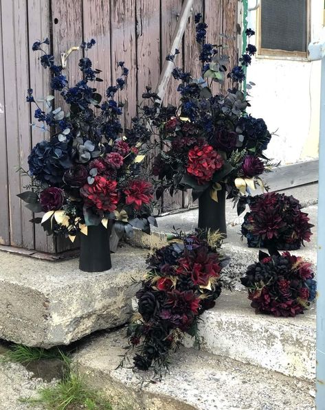 Dark Fall Flower Arrangements, Autumnal Gothic Wedding, Dark And Moody Wedding Bud Vases, Black Roses Wedding Decor, Black Flower Arrangements Floral Design, Gothic Flower Centerpieces, Dark Flower Centerpieces, Gothic Spring Wedding, Gothic Fall Wedding Decorations