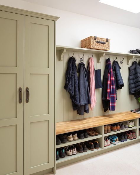 John Lewis Of Hungerford on Instagram: “The 'bootility' combines the function of both a utility room and boot room in one. This fabulous, multifunctional space is often made up…” Boot Room Storage, Boot Room Utility, Coat And Shoe Storage, Mudroom Cubbies, Utility Room Designs, Mudroom Remodel, Mud Room Entry, Porch Storage, Mudroom Lockers