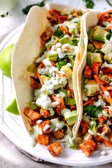 Cilantro Ranch, Healthy Taco Recipes, Taco Tuesday Recipes, Buffalo Chicken Tacos, Chicken Tacos Recipe, Spicy Buffalo Chicken, Buffalo Chicken Recipes, Sandwiches Wraps, Chicken Marinade Recipes