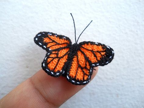 These Miniature Crochet Animals Are So Tiny, They Will Sit On Your Finger Tip - Crafty Morning Butterflies Crochet, Spring Crochet Ideas, Butterfly Crochet, Butterfly Spring, Crochet Applique Patterns Free, Spring Crochet, Crochet Appliques, Crochet Butterfly Pattern, Miniature Crochet