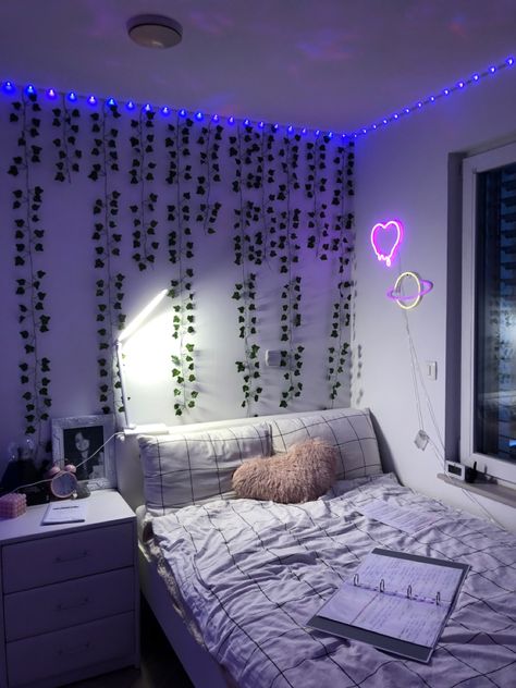 Cute Room Ideas Simple, Room Ideas White And Black, Basic Room Ideas Simple, Simple Preppy Room Ideas, Medium Room Ideas Bedrooms, Ideas Para Cuartos Aesthetic, Small Room Decor Ideas Bedroom, Room Inspo Small Bedroom, Five Below Room Decor