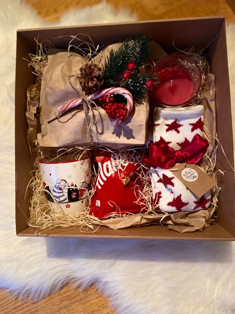 Merry Christmas Gift Ideas, Gift Box Ideas For Christmas, Diy Christmas Gift Boxes, Christmas Hamper Ideas, Christmas Eve Box For Adults, Chrismas Crafts, Diy Christmas Gifts For Friends, Girly Christmas Gifts, Christmas Gift Hampers