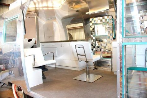 They Turned An Airstream Into a Hair Salon on Wheels Salon On Wheels, Mobile Barbershop, Mobile Hair Salon, Mobile Beauty Salon, Barbershop Ideas, Massage Ideas, Salon Life, Space Hair, Mobile Spa