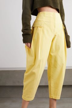 ac796a52db3f16bbdb6557d3d89d1c5adesc51035423ri Tapered Cargo Pants, Yellow Pants, Wardrobe Tips, Outfits Chic, Stylish Pants, Nice Style, Pants Design, Chic Fashion, Fashion Details