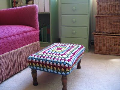 how to create the boxed shape to fit the sides of the footstool, genius! Thanks ever so for sharing this idea!! I will use! xox Crochet Footstool, Crochet Furniture, Diy Knit, Crochet Rugs, Stool Covers, Crochet Pillows, Crochet Home Decor, Crochet Cushions, Foot Stool