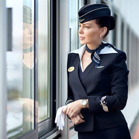 Stewardess Uniform, Airline Uniforms, Flight Attendant Uniform, Flight Attendant Life, Female Pilot, Flight Crew, Flight Attendants, Air France, Fly Girl