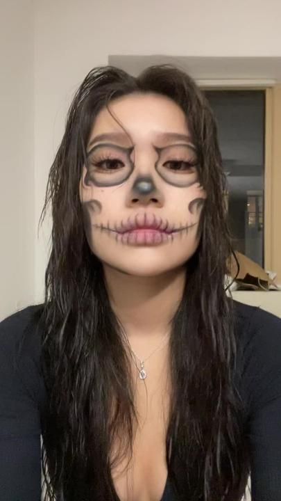 Professional Halloween Makeup, Diy Halloween Skull, Easy Skeleton Makeup, Skeleton Face Makeup, Hannah Kae, Skull Face Makeup, Halloween Makeup Kits, Makeup For Halloween, Holloween Makeup