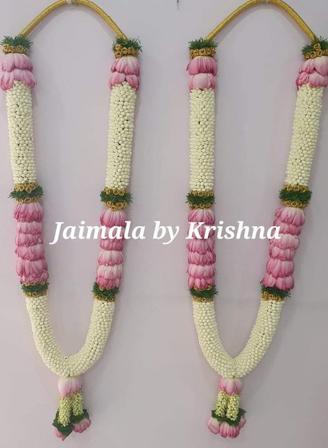 Premium designer garlands by @jaimalabykrishna Fresh Flower Designer Garlands😍 Orders taken from November-2019 👈 Hyderabad : +91 9966377488 Chennai : +91 7305105056 Banglore : +919538912199 /+919094287897 #jaimala #varamala #shaadimagic #hinduwedding #indiansinusa #nribride #indiandecor Poola Malalu For Wedding, Flower Hara For Wedding, Varmala Designs Indian Weddings, Poola Dandalu For Wedding, Wedding Malai Design Lotus, Varmala Indian Weddings, Garland Wedding Indian, Lotus Garland, Wedding Mala