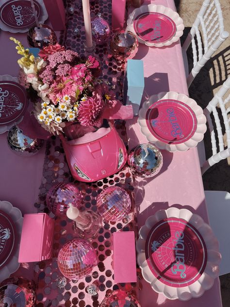 Barbie Table Decorations Birthday, Barbie Party Tablescape, Outside Party Set Up Ideas, 21st Barbie Birthday Party, Adults Barbie Party, Barbie Grown Up Party, Barbie Table Set Up, Barbie Themed 4th Birthday Party, Barbie Themed Graduation Party