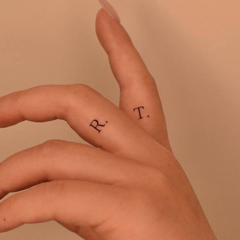 Finger Tattoos Alphabet, Letter T Finger Tattoo, Initials Finger Tattoo, R R Tattoo Letter, Small Letter Finger Tattoo, Finger Letter Tattoos For Women, Name On Finger Tattoos For Women, N Finger Tattoo, Letter E Finger Tattoo