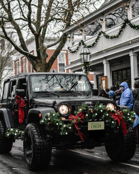 Decorate Jeep For Christmas, A House In The Woods, Christmas Car Decorations, New England Christmas, Trunk Or Treat Ideas, Jeep Photos, Jeep Mods, Jeep Wrangler Accessories, Black Jeep