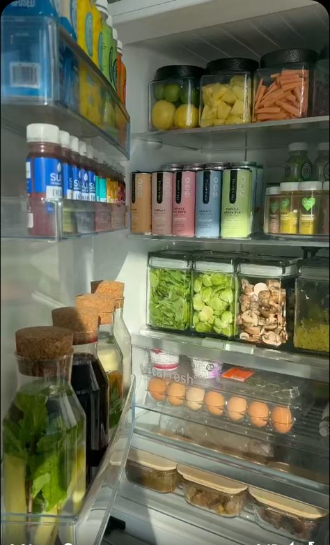 Organized Fridge Aesthetic, Aesthetic Fridge Organization, Apartment Decorating Kitchen, Organized Apartment, Organizing Aesthetic, Organized Aesthetic, Dream Fridge, Clean Apartment, Organized Fridge