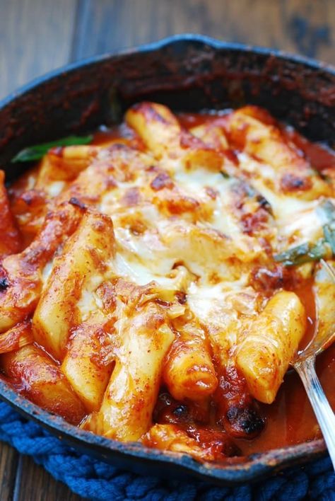 Seafood cheese tteokbokki (Korean spicy rice cake)! Squash Sides, Bean Sides, Cheese Tteokbokki, Thanksgiving Casseroles, Sides Thanksgiving, Spicy Rice Cake, Koreansk Mad, Baked Okra, Tteokbokki Recipe