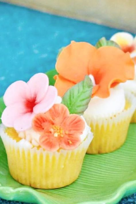 Luau Cupcakes Ideas, Hawaiian Flower Cupcakes, Luau Cupcake Ideas, Luau Party Cupcakes, Summer Themed Cupcakes, Tropical Party Foods, Hawaiian Theme Cakes, Hawaiian Cupcakes, Swim Banquet