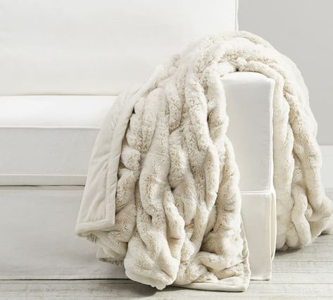 Cozy Home Decor Cozy Winter Decor, Sheepskin Throw, Christmas Decorations Living Room, Christmas Living Rooms, Fur Blanket, Fur Throw, Cozy Throws, Faux Fur Throw, White Faux Fur