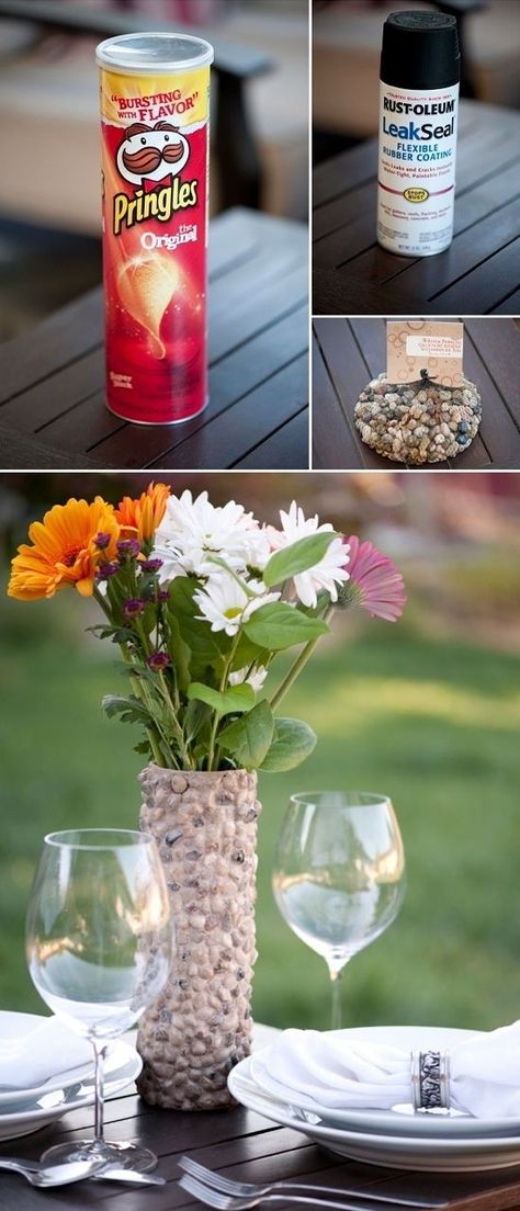 Pringle can turned VASE ! Super cute stone vase. Add little glass pieces to make it sparkle in the sun light Diy Pringles, Rock Vase, Kerajinan Diy, Pringles Can, Vase Diy, Do It Yourself Crafts, Diy Vase, Fun Diy Crafts, Décor Diy