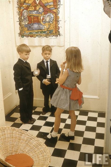 What Did Children Wear in Post-World War II? These 20 Color Photos Show Children's Fashions in the 1950s Old Money Children, Nina Leen, Tb Joshua, Children Wear, Older Siblings, صفحات التلوين, Super Rich Kids, Rich Family, Future Mom