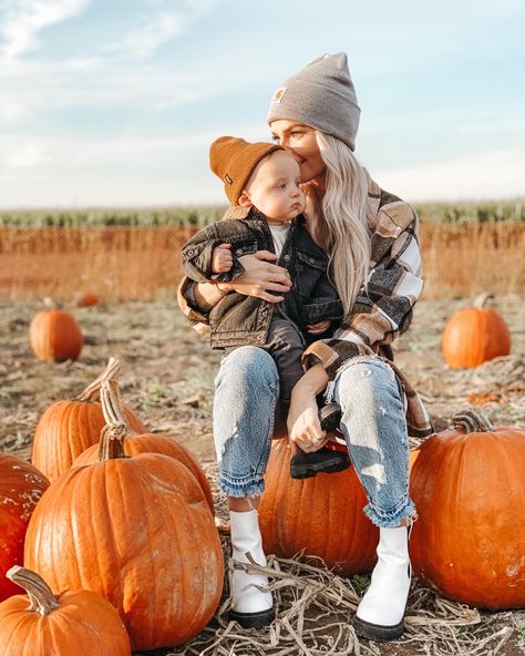 Pumpkin Patch Photoshoot Newborn, Pumpkin Patch Photos With Baby, First Pumpkin Patch Pictures, Family Photo Pumpkin Patch, Family Photos Pumpkin Patch, Pumpkin Patch Mommy And Me, Halloween Mommy And Me Photoshoot, Mom And Son Pumpkin Patch Pictures, Pumpkin Patch With Baby