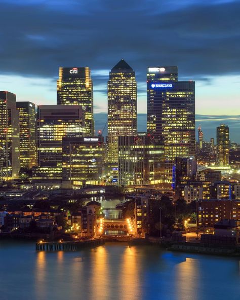 Jon Herbert | London | Travel on Instagram: “A Night The me View - Looking out over Canary Wharf” Greenwich Peninsula, Canary Wharf London, London Docklands, London Night, Dc Travel, Canary Wharf, London Skyline, City Vibe, Concept Ships