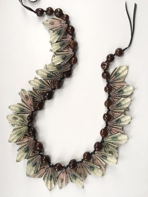 How To Make A Money Lei Tutorials, Diy Money Lei Graduation Tutorials, 8th Grade Promotion Lei Ideas, Unique Graduation Lei Ideas, Graduation Necklace Ideas Diy, Graduation Lais, Money Leis For Graduation Diy For Boys, Graduation Lay, Dollar Lei