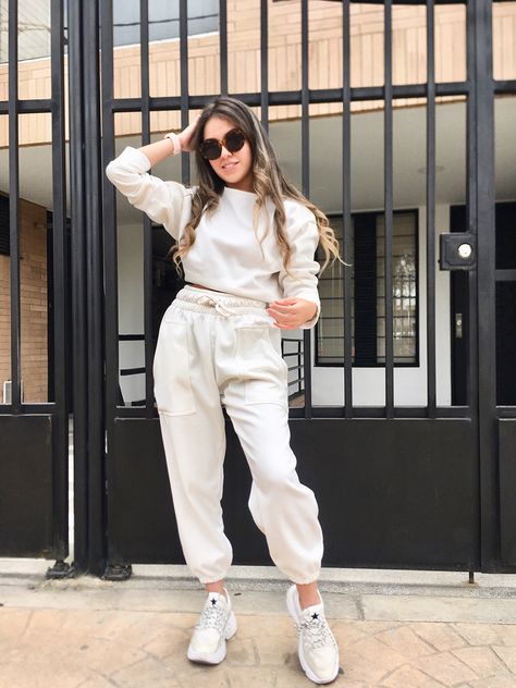 White Jogger Pants Outfit, Summer Running Outfit, Jogger Pants Outfit Women, Outfits Joggers, Womens Joggers Outfit, Outfit Jogger, Jogger Outfits, Sweat Suits Outfits, White Jogger Pants