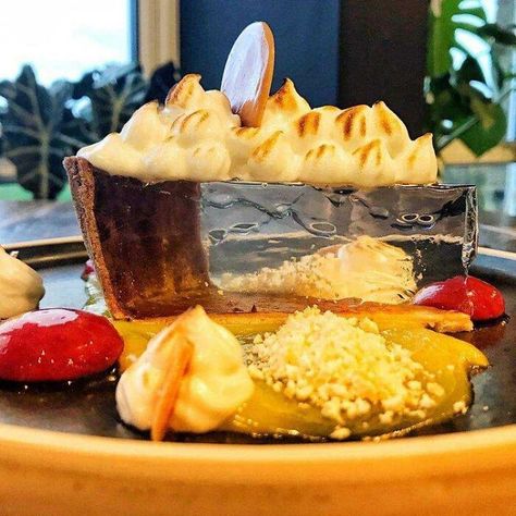 A Transparent Lemon Meringue Pie By A Leeds-Based Chef Amazed The Internet, And Now People Are Asking For A Recipe Lemon Pie Recipe, Just Pies, Beans On Toast, Chef Styles, Chef Cooking, Lemon Meringue Pie, Meringue Pie, Lemon Pie, Pastry And Bakery