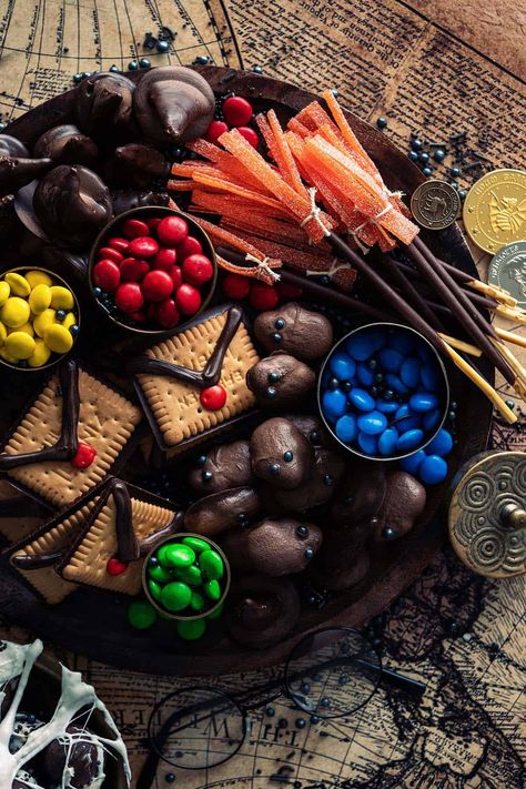 Harry Potter Charcuterie Board Ideas, Hogwarts Movie Night, Harry Potter Food Board, Harry Potter Sorcerers Stone Snacks, Charcuterie Board Harry Potter, Harry Potter Food Theme, Harry Potter And The Sorcerers Stone Party Food, Harry Potter Themed Charcuterie Board, Candy Board Halloween