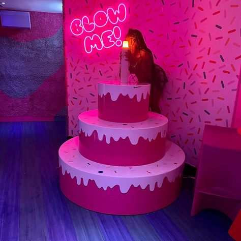 Pop Out Cake Giant, Candy Museum, Alabama Cake, Alabama Cakes, Usa Cake, Selfie Museum, Cake Backdrops, Giant Cake, Candy Decorations Diy