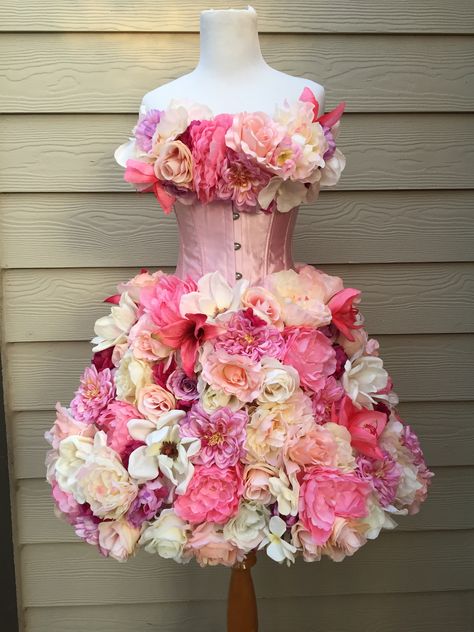 Adult fairy costume. Flower fairy queen costume. Fairy Queen Costume, Flower Costume Diy, Karneval Diy, Spring Costume, Adult Fairy Costume, Mannequin Legs, Body Forms, Rose Costume, Flower Costume