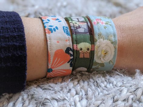 Fabric Cuff Bracelets Diy, Fabric Bracelets Diy, Cuff Bracelets Diy, Freebies Pattern, Fabric Cuff Bracelet, Diy Sewing Gifts, Embroidered Bracelet, Jewelry Fabric, Iron Jewelry