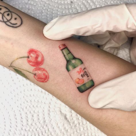 Soju Tattoo, Korean Inspired Tattoos, Flash Tattoo Feminina, Korean Tattoo Ideas, Sake Tattoo, Tattoo Ideas Simple, Korea Tattoo, Photo Realism Tattoo, Korean Tattoo Artist