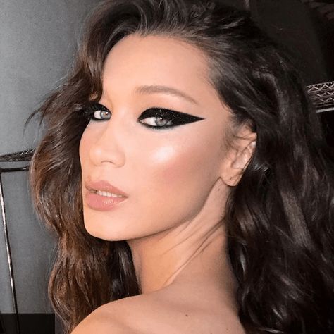 Versace Makeup, Bella Hadid Makeup, Catwalk Makeup, Matte Make Up, Bold Eyeliner, Black Eye Makeup, Bold Makeup Looks, Chic Makeup, Runway Makeup