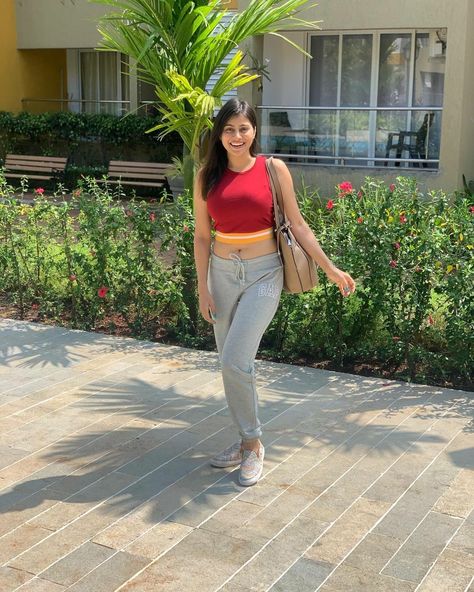 Aparna Dixit, Beautiful Smile Women, Beautiful Smile, Bollywood Actress, Mom Jeans, Capri Pants, Actresses, Leggings, Pants